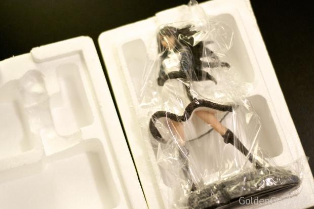Unboxing Bravely Default Collector Figurine
