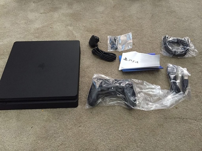 PS4 Slim photos leak